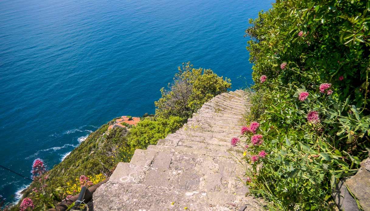 monesteroli-borgo-liguria-scalinata