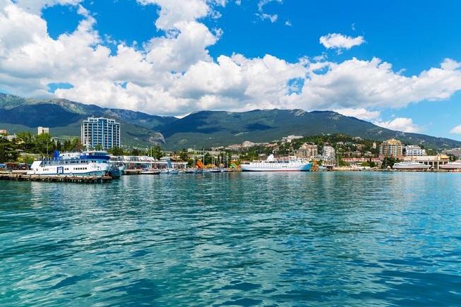 La mer cristalline de Yalta en Ukraine