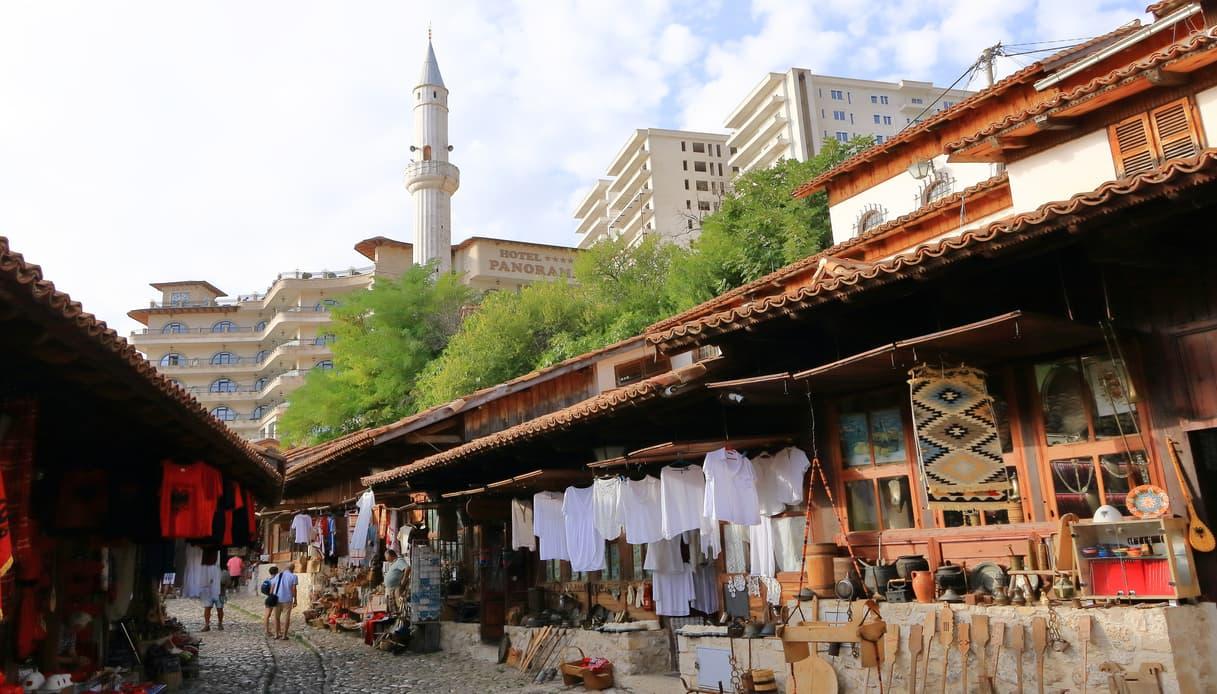 Bazaar de Krujë avec mosquée en arrière-plan