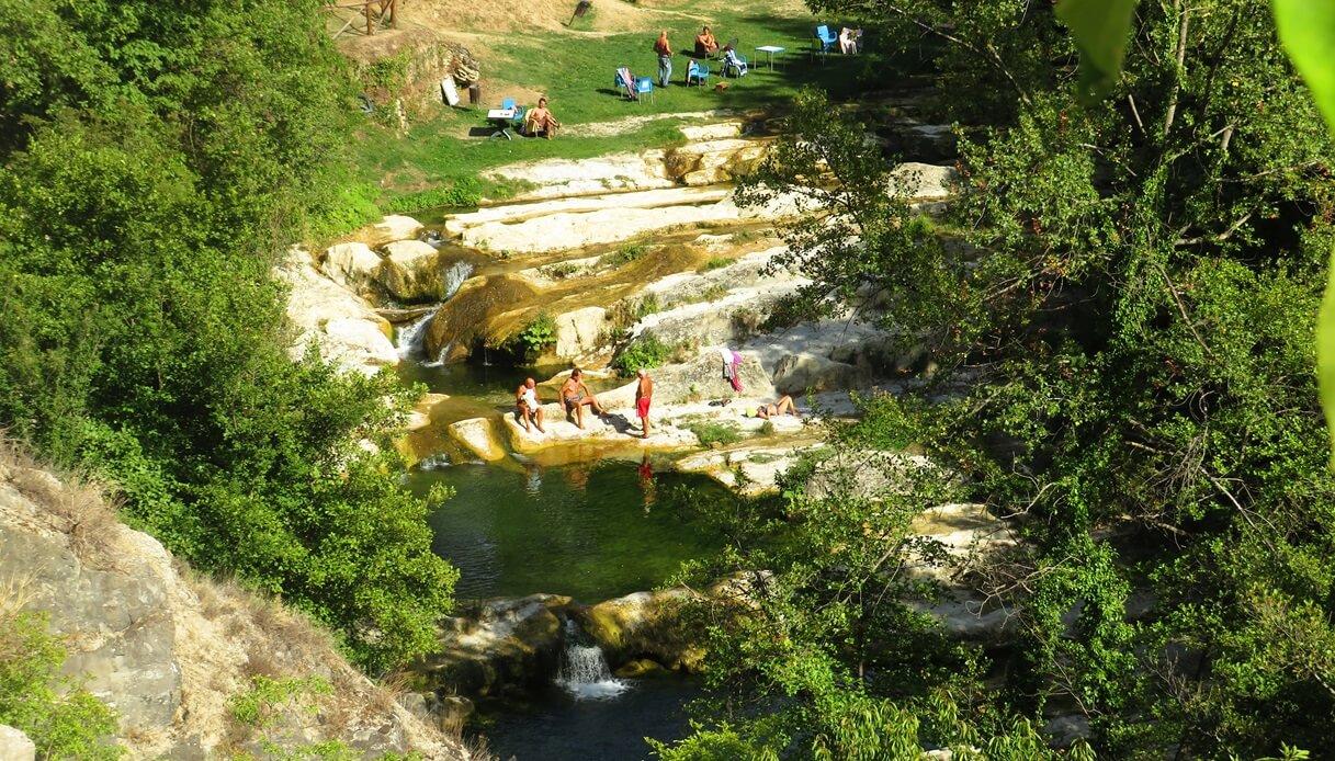 À l'ombre en Ombrie : cascades et piscines naturelles parmi les forêts du centre de l'Italie