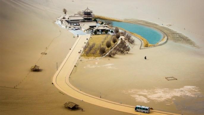 Dans cette ancienne oasis du désert, il existe un lac en forme de demi-lune