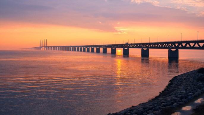 Le Pont de Øresund qui plonge dans les eaux du Nord
