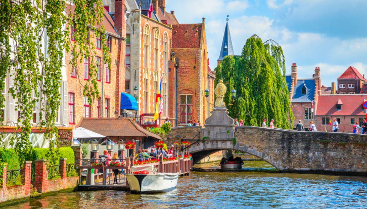 Excursion en bateau dans les canaux de Bruges, ville belge considérée comme la Venezia du Nord