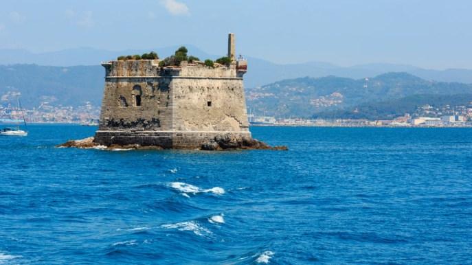 Scola, histoire de la tour solitaire qui émerge de la mer