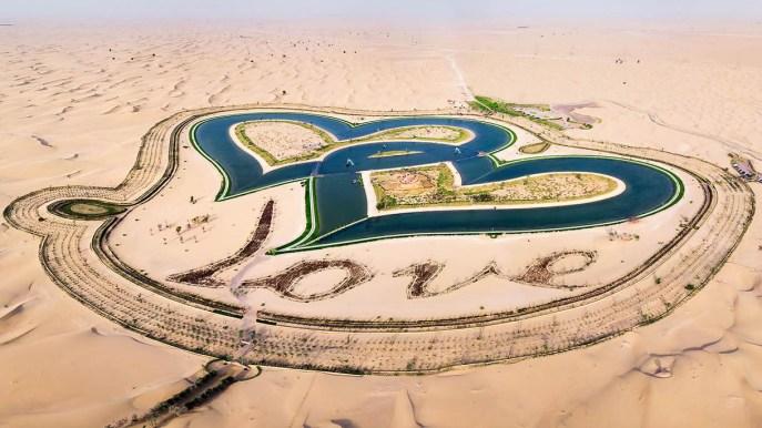 Dubaï, les lacs en forme de cœur dans le désert parlent la langue de l'amour